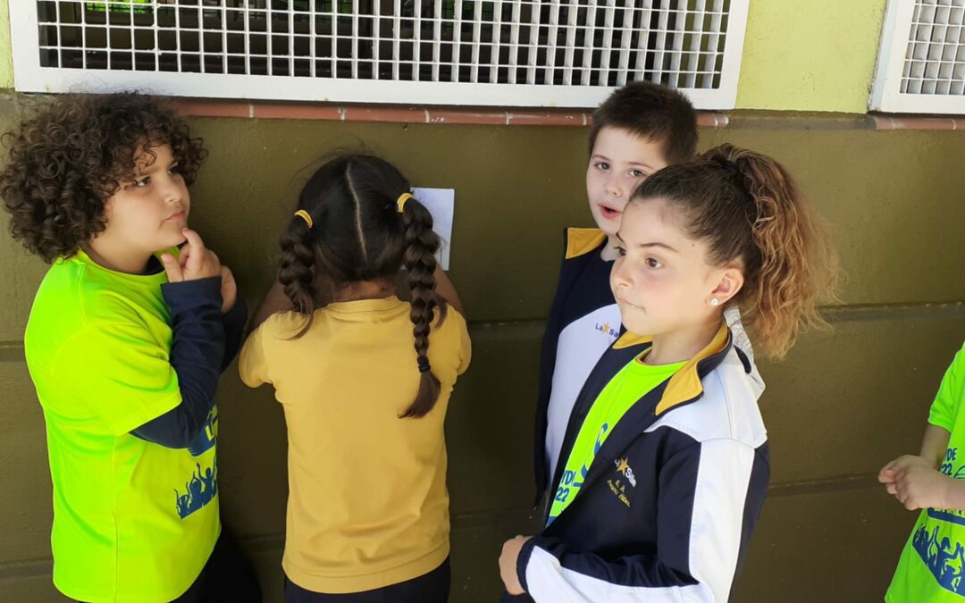 1º de Primaria realiza un paseo matemático por el barrio.