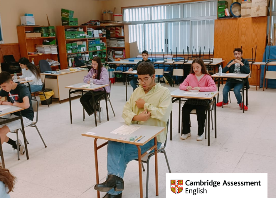 Alumnos de Secundaria realizan exámenes de Cambridge.