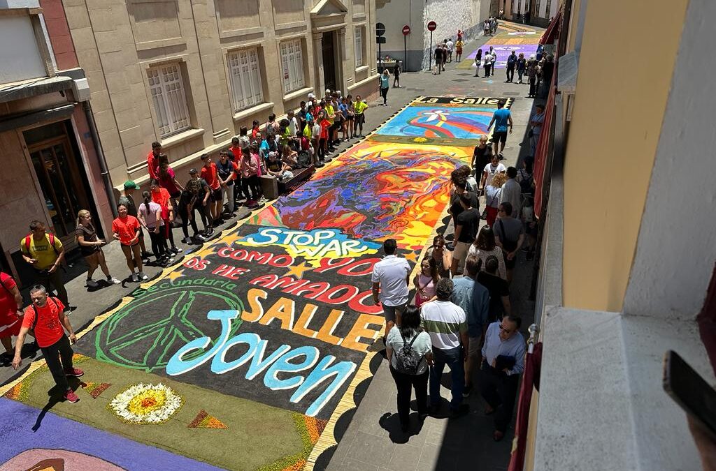 Nuestro cole vuelve a participar en las alfombras del Corpus Christi lagunero