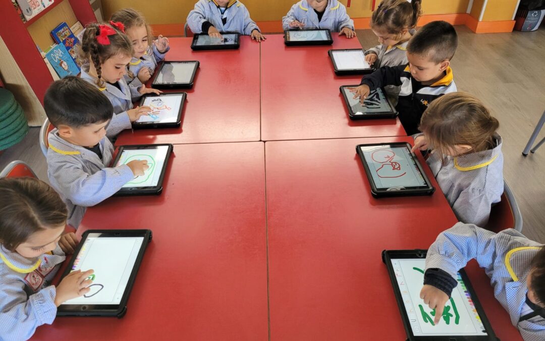 ¡En 4° de Infantil  disfrutamos con los IPADs!